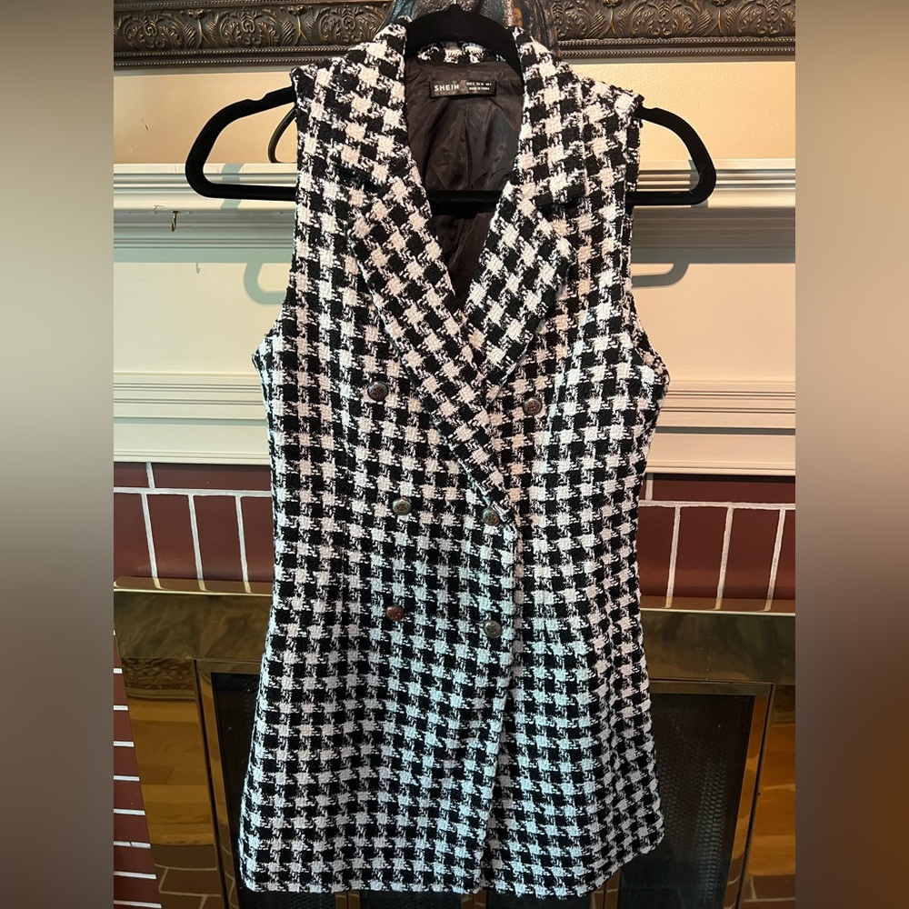 Classy houndstooth dress with silver buttons. Brand new. Size small / US 4. Sexy